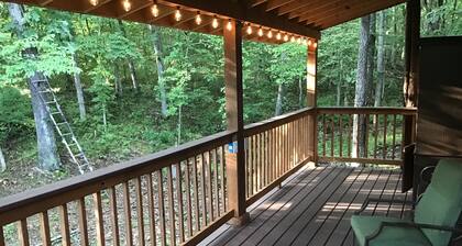 Bunkhouse in the Ozarks with access to Creek Pavilion and close to Rockbridge