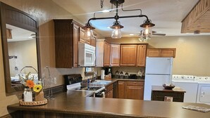 Cafetera y tetera, refrigerador, microondas y horno