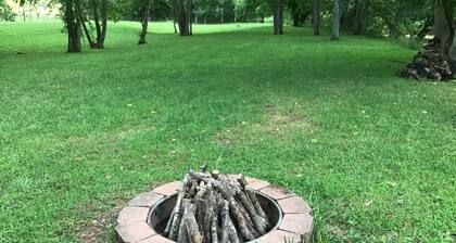 Bunkhouse in the Ozarks with access to Creek Pavilion and close to Rockbridge