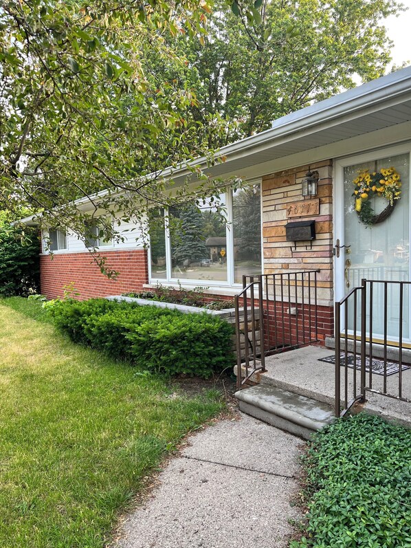 Exterior detail - Mid-century modern ranch for rent in the desirable neighborhood of Shelby Twp. (Shelby Township)