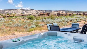 Outdoor spa tub - Desert Haven (St. George)