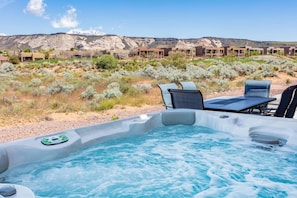 Outdoor spa tub - Desert Haven (St. George)