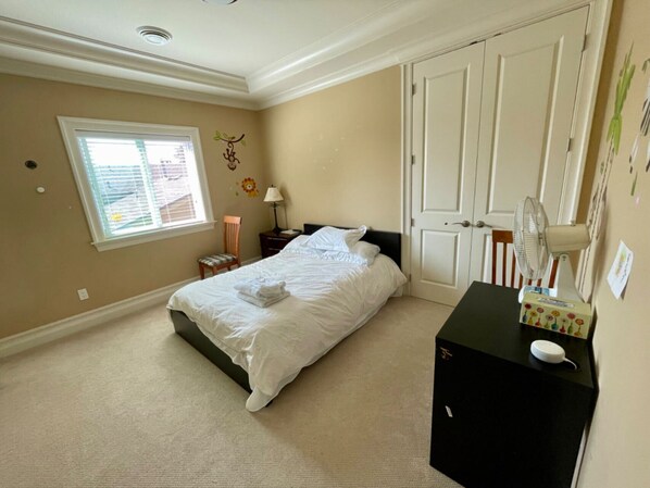 1 bedroom, desk, free WiFi, bed sheets