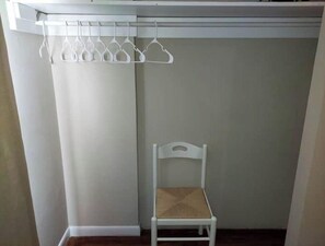 Interior - Perfect commute..lots of room and free parking! (Columbia)