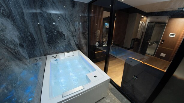 Junior Suite | Bathroom | Hair dryer, bathrobes, towels, soap - Hotel Monopol (Peshkopi)