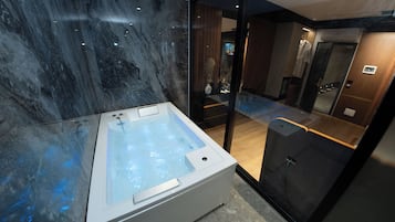 Junior Suite | Bathroom | Hair dryer, bathrobes, towels, soap