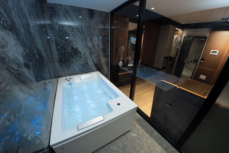 Junior Suite | Bathroom. Hotel Monopol