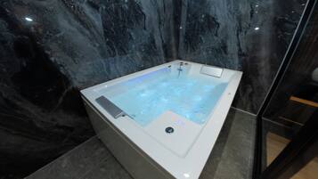 Junior Suite | Bathroom | Hair dryer, bathrobes, towels, soap