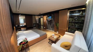 1 bedroom, premium bedding, minibar, free WiFi