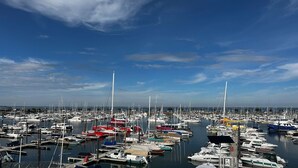 A marina filled with various boats docked at piers. - T2 moderne avec vue bassin – 4 couchages (ARCACHON)
