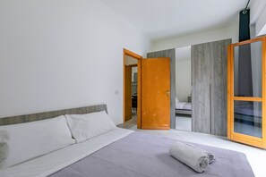 1 camera, ferro/asse da stiro, lenzuola