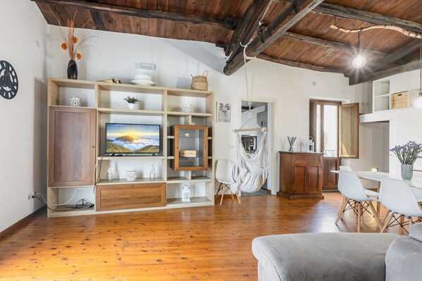 TV - GuestHost - Vucciria Central Flat with Small Terrace (Palermo)