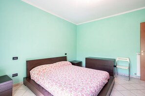 1 camera, ferro/asse da stiro