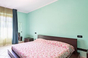 1 chambre, fer et planche à repasser