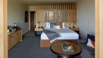 Cofres nos quartos, escrivaninha, espaço de trabalho para notebook