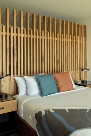 In-room safe, desk, laptop workspace, blackout drapes - Inn the Ground (Carlton)