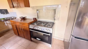 Réfrigérateur, four, plaque de cuisson, cafetière/bouilloire