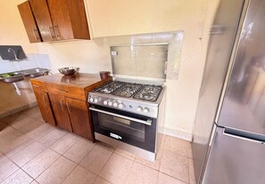 Fridge, oven, stovetop, coffee/tea maker