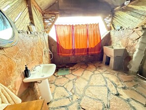Shower, towels, soap, shampoo - 2 Authentic Bush Cottages (Narok County)