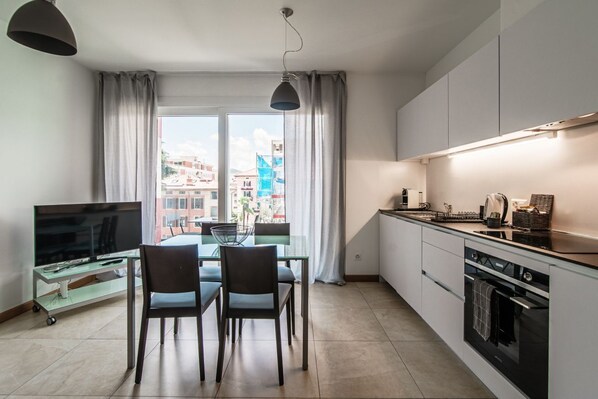 Fridge, microwave, oven, stovetop