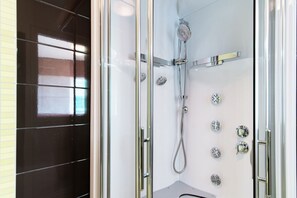 Shower, hair dryer, bidet, towels - Smart one-bedroom apartment a few minutes from the lake (Roggia 14) (Viganello)