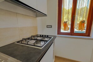 Kjøleskap, ovn, kokeplater og oppvaskmaskin