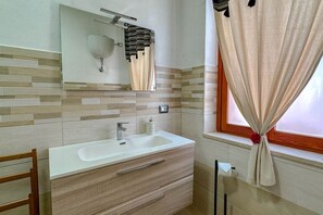 Regadera, secadora de cabello, bidet, toallas 