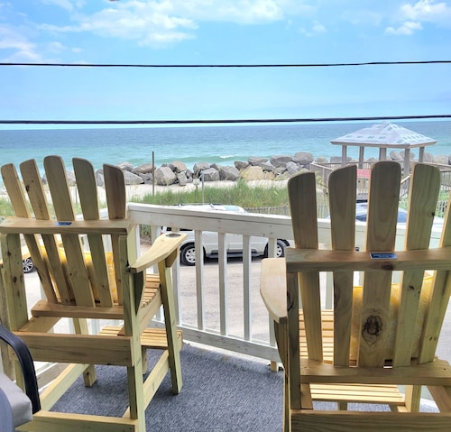 Oceanfront+Pool, Pet-friendly, 1st Floor, Next to Tiki Bar and restaurant.