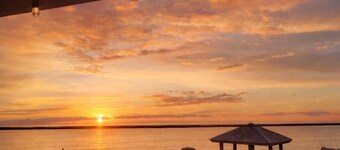 Oceanfront+Pool, Pet-friendly, 1st Floor, Next to Tiki Bar and restaurant.