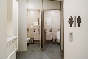 淋浴设施、毛巾、卫生纸