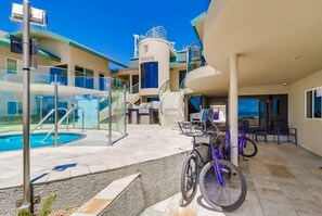 Pool - Condo right on boardwalk in Mission Beach (San Diego)