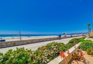 Beach nearby - Condo right on boardwalk in Mission Beach (San Diego)
