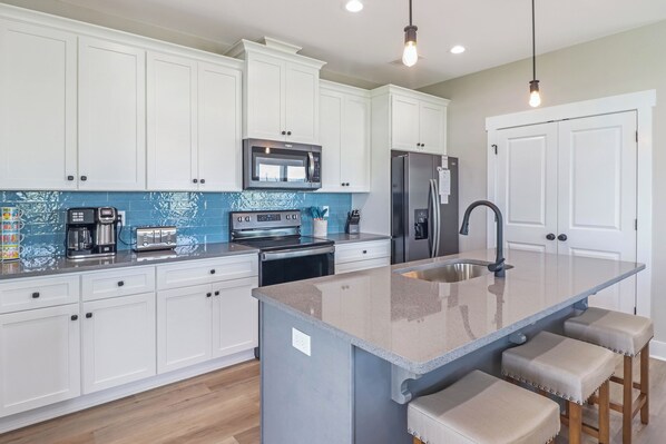 Refrigerador, microondas, horno y parrilla de estufa 