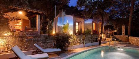 حمّام سباحة مُدفَّأ