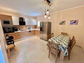 Jääkaappi, mikroaaltouuni, uuni, liesi