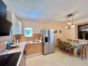 Frigorifero, microonde, forno, piano cottura