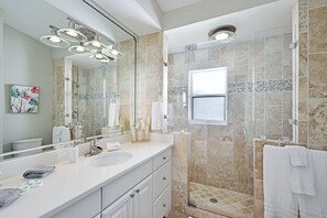 Bathtub, hair dryer, towels, soap - Sunbury: Tropical Paradise, Pool, Game Room (Naples)