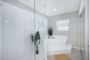 Bathtub, hair dryer, towels, soap - Sunbury: Tropical Paradise, Pool, Game Room (Naples)