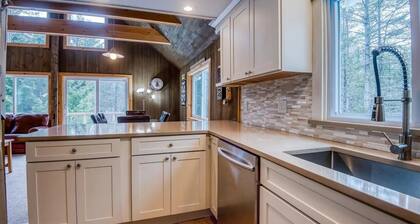 157SL Peaceful Franconia Notch forest retreat near Cannon; privacy, and comfort - Dog Friendly!