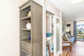 Interior detail - Endless & Elegant Vistas (Kihei)