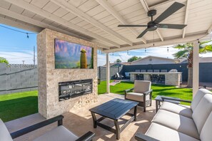 Outdoor dining - NEW Luxe Yard 5 mins from Old Town w/ PuttPutt, BBQ Bar, Hot Tub & Heated Pool! (Scottsdale)