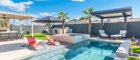 Alberca al aire libre y alberca climatizada