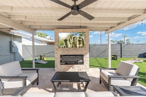 Outdoor dining - NEW Luxe Yard 5 mins from Old Town w/ PuttPutt, BBQ Bar, Hot Tub & Heated Pool! (Scottsdale)