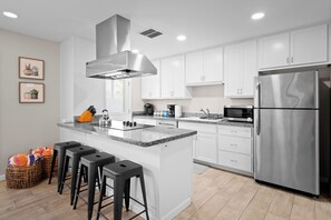 ثلاجة، ميكروويف، فرن، موقد طهي مسطح