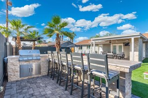 Terrace/patio - 5 mins from Old Town! PuttPutt, Outdoor TVs & BBQ Bar, Pool & Spa! (Scottsdale)