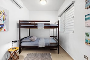 2 habitaciones, tabla de planchar con plancha, wifi y ropa de cama