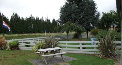 BOOK A PUB !!SLEEPS UP TO 26/WARM /HEAPS OF SPACE/SELF CONTAINED/ /FAMILY/GROUPS