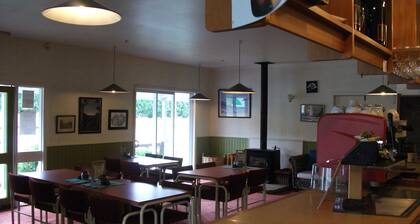 BOOK A PUB !!SLEEPS UP TO 26/WARM /HEAPS OF SPACE/SELF CONTAINED/ /FAMILY/GROUPS