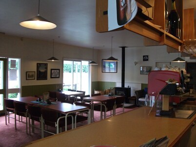 BOOK A PUB !!SLEEPS UP TO 26/WARM /HEAPS OF SPACE/SELF CONTAINED/ /FAMILY/GROUPS