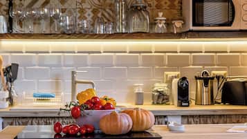 Kylskåp, mikrovågsugn, ugn och spishäll